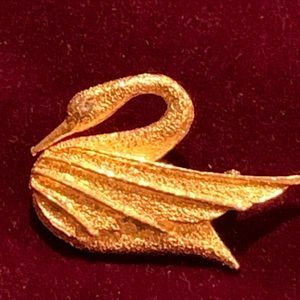 Vintage Dubarry Fifth Avenue Gold Tone  Swan  Pin Brooch Great Condition 1 1/2 .